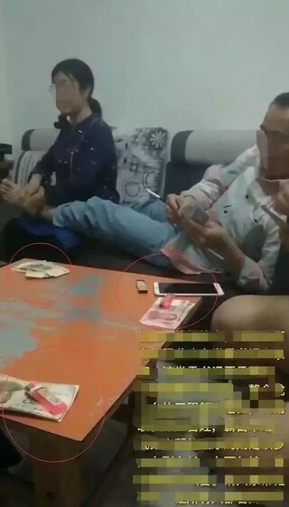 乡党委书记玩牌时让副乡长搽药　两人均被免职