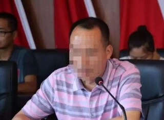 乡党委书记玩牌时让副乡长搽药　两人均被免职