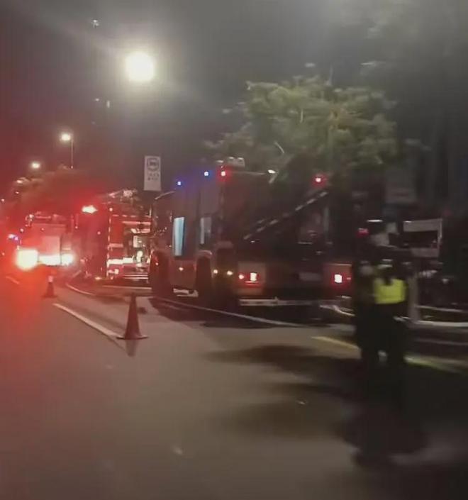 广州一服装批发市场凌晨起火，火势将黑夜染红，浓烟滚滚，现场十多辆消防车扑救