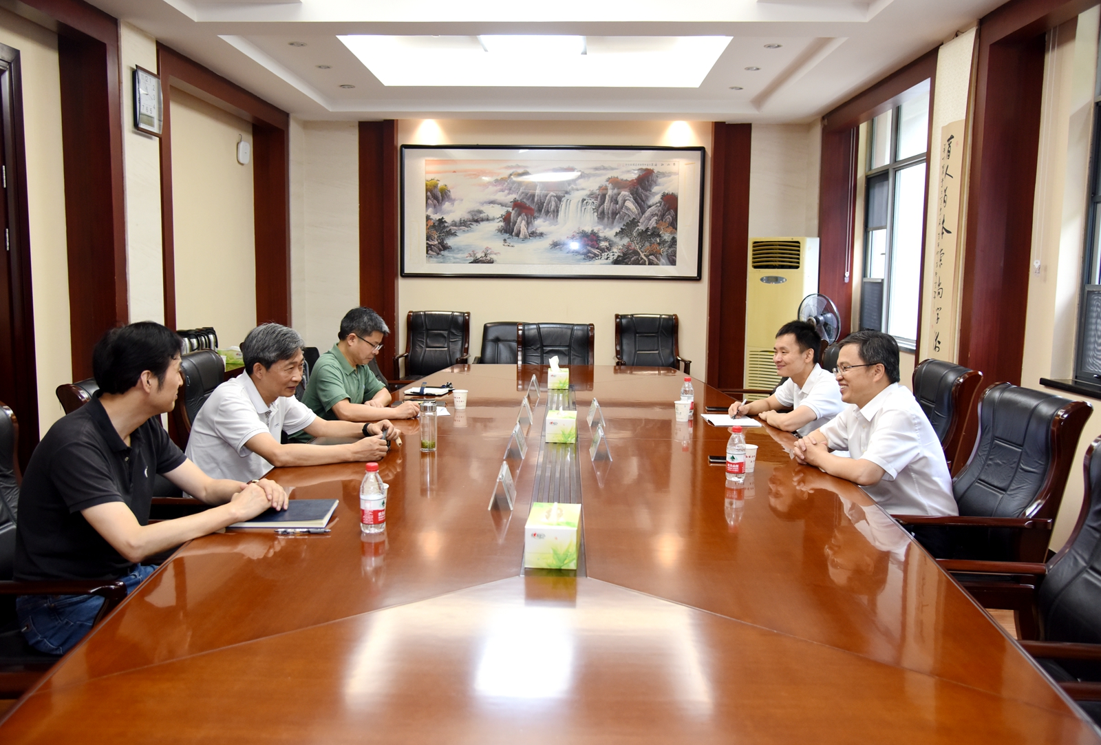 高翅会见人民日报社湖北分社社长禹伟良一行