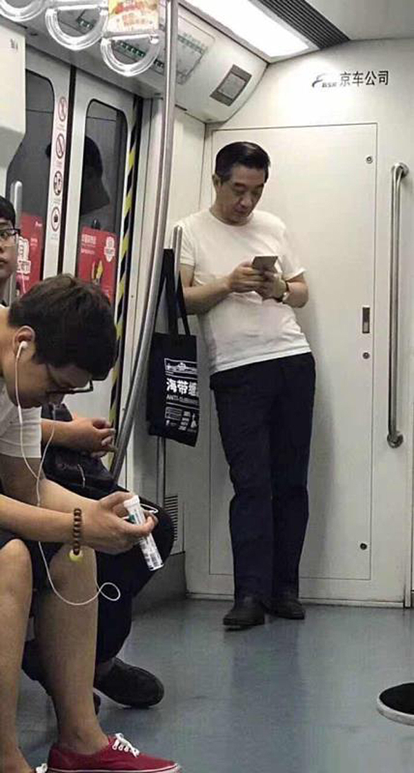 地铁偶遇“局座”，帆布包太内涵，好感度+1+1+1