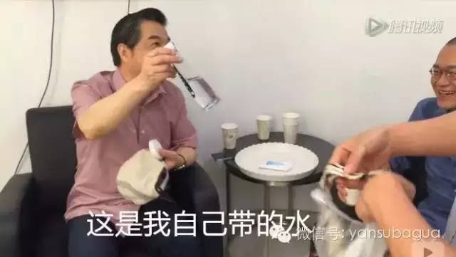 地铁偶遇“局座”，帆布包太内涵，好感度+1+1+1