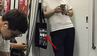 地铁偶遇“局座”，帆布包太内涵，好感度+1+1+1