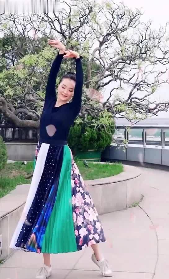 穿拼色印花裙在2亿豪宅起舞，扎丸子头嫩似20岁少女！