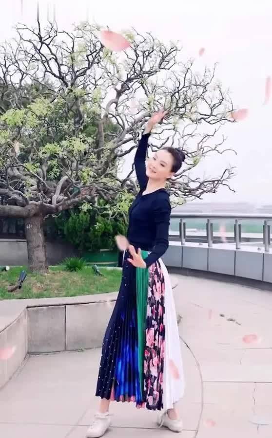 穿拼色印花裙在2亿豪宅起舞，扎丸子头嫩似20岁少女！