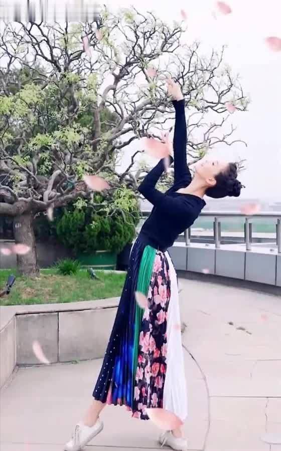穿拼色印花裙在2亿豪宅起舞，扎丸子头嫩似20岁少女！