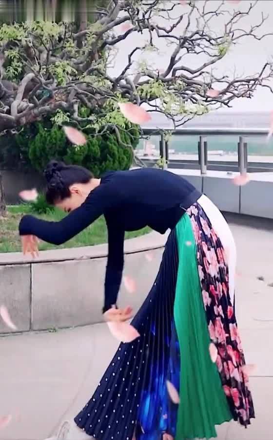 穿拼色印花裙在2亿豪宅起舞，扎丸子头嫩似20岁少女！