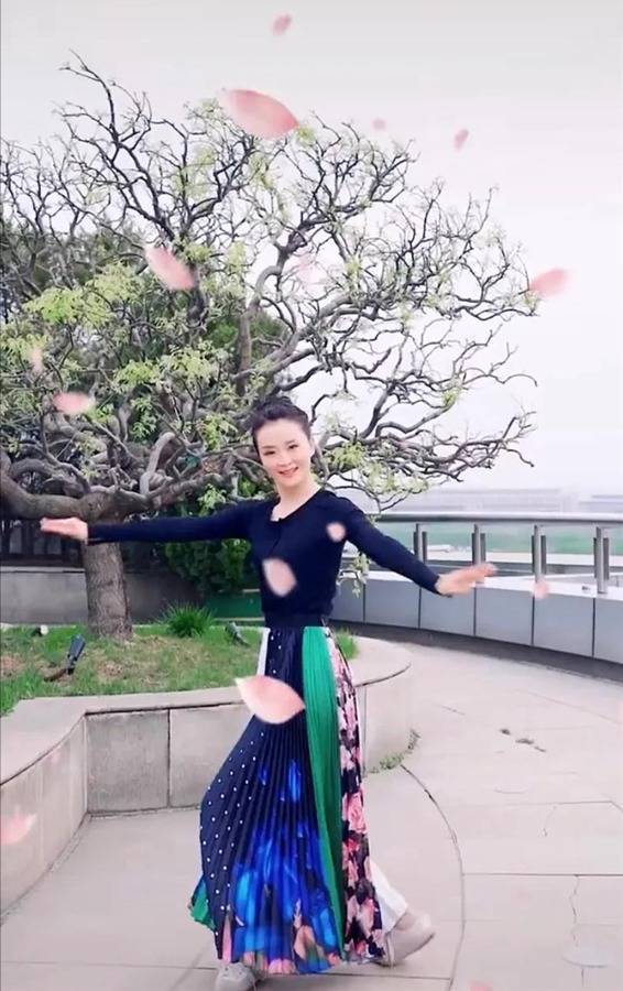 穿拼色印花裙在2亿豪宅起舞，扎丸子头嫩似20岁少女！