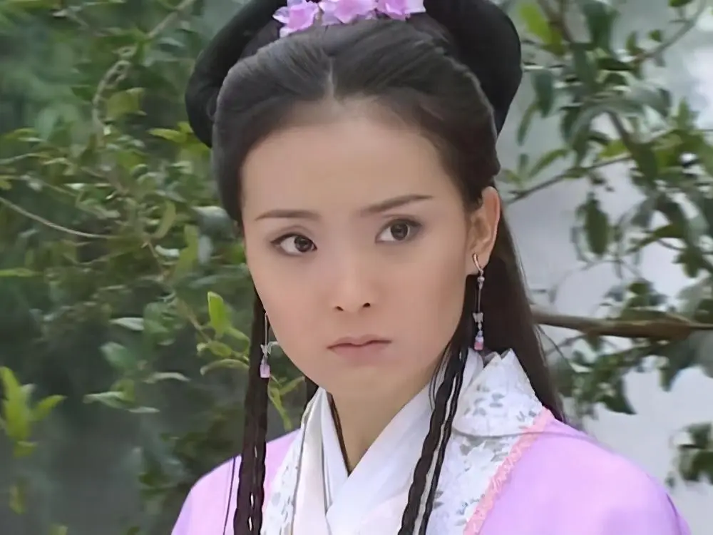 当红时退圈，伺候皇族婆婆洗脚，嫁入豪门23年的她真的幸福吗？