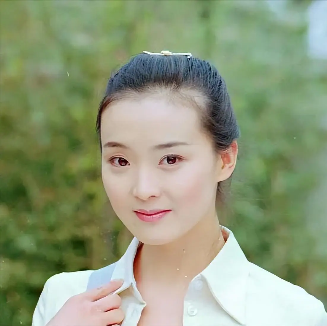 当红时退圈，伺候皇族婆婆洗脚，嫁入豪门23年的她真的幸福吗？