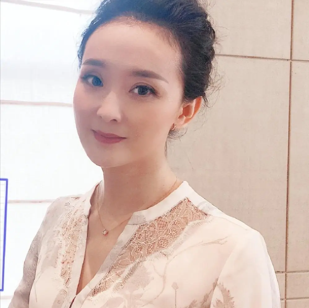 当红时退圈，伺候皇族婆婆洗脚，嫁入豪门23年的她真的幸福吗？