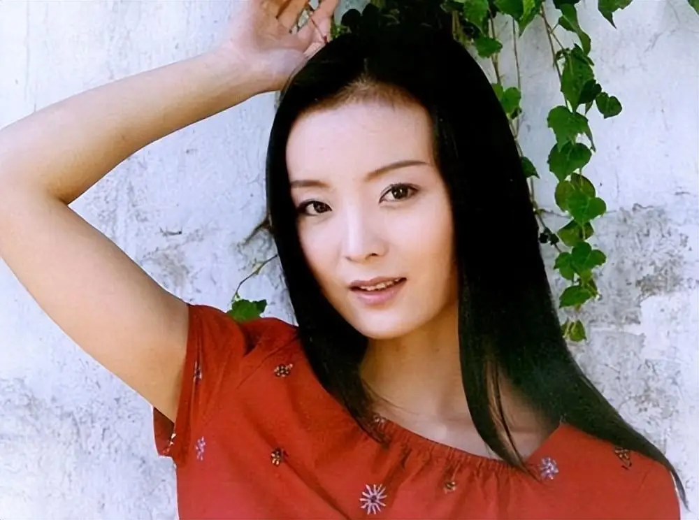 当红时退圈，伺候皇族婆婆洗脚，嫁入豪门23年的她真的幸福吗？