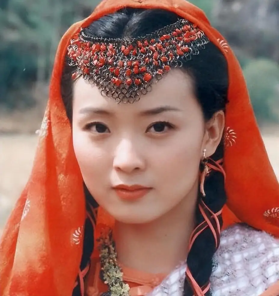 当红时退圈，伺候皇族婆婆洗脚，嫁入豪门23年的她真的幸福吗？