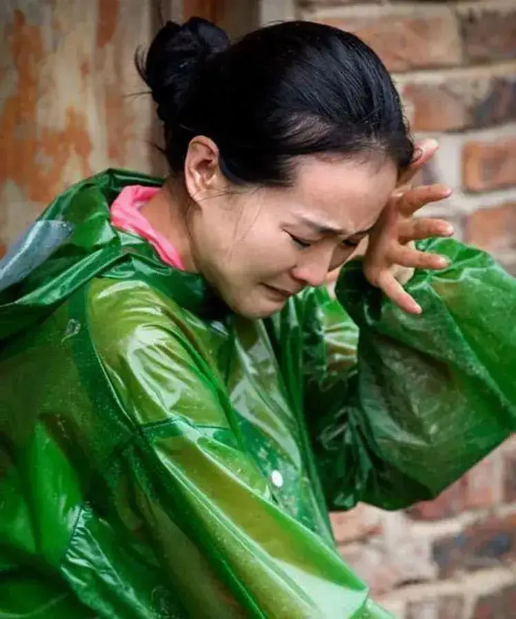 当红时退圈，伺候皇族婆婆洗脚，嫁入豪门23年的她真的幸福吗？