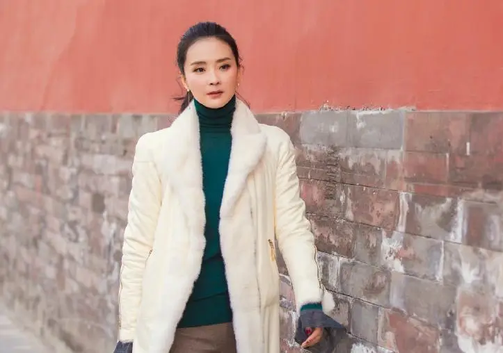 当红时退圈，伺候皇族婆婆洗脚，嫁入豪门23年的她真的幸福吗？