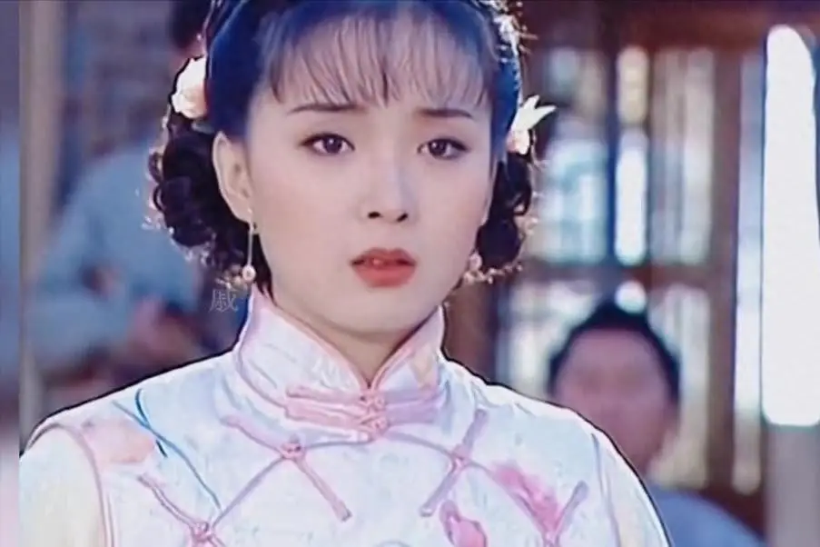 当红时退圈，伺候皇族婆婆洗脚，嫁入豪门23年的她真的幸福吗？