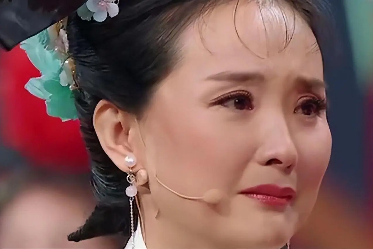 当红时退圈，伺候皇族婆婆洗脚，嫁入豪门23年的她真的幸福吗？