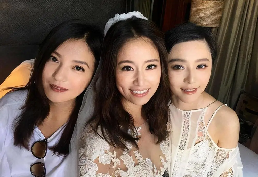 当红时退圈，伺候皇族婆婆洗脚，嫁入豪门23年的她真的幸福吗？