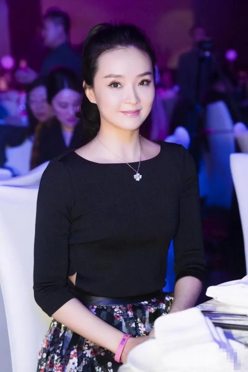 当红时退圈，伺候皇族婆婆洗脚，嫁入豪门23年的她真的幸福吗？