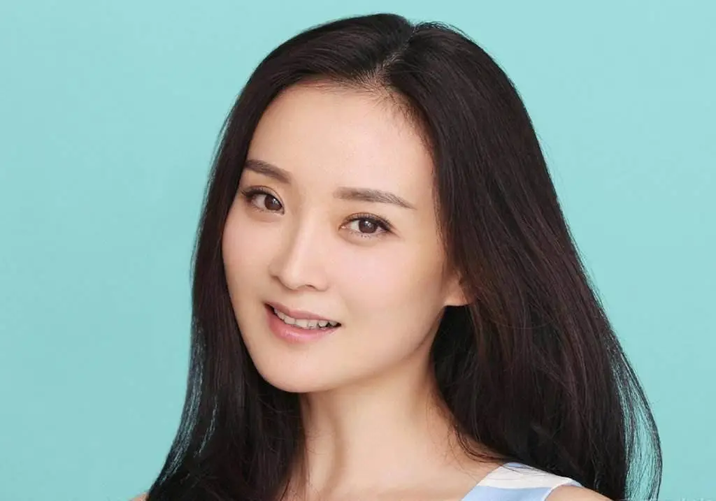 当红时退圈，伺候皇族婆婆洗脚，嫁入豪门23年的她真的幸福吗？