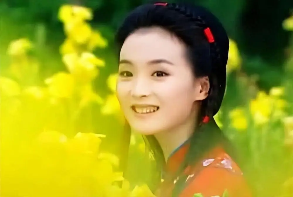 当红时退圈，伺候皇族婆婆洗脚，嫁入豪门23年的她真的幸福吗？
