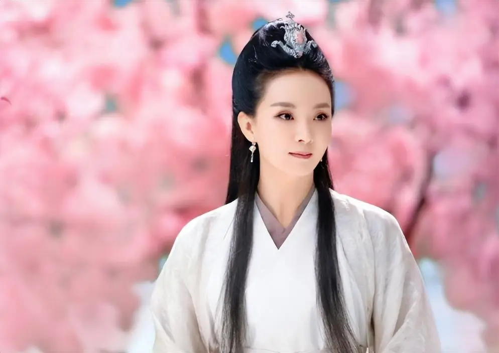 当红时退圈，伺候皇族婆婆洗脚，嫁入豪门23年的她真的幸福吗？