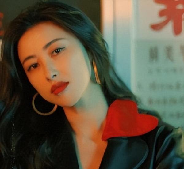 表面是艺人，实际是富家千金的9位女星，她们最不怕的就是潜规则