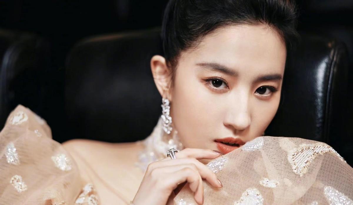表面是艺人，实际是富家千金的9位女星，她们最不怕的就是潜规则