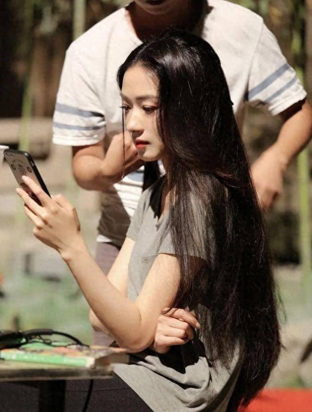 当红女星被“潜规则”7次，事业巅峰期意外生子，生父是谁仍是迷