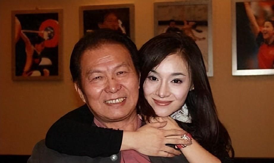 当红女星被“潜规则”7次，事业巅峰期意外生子，生父是谁仍是迷