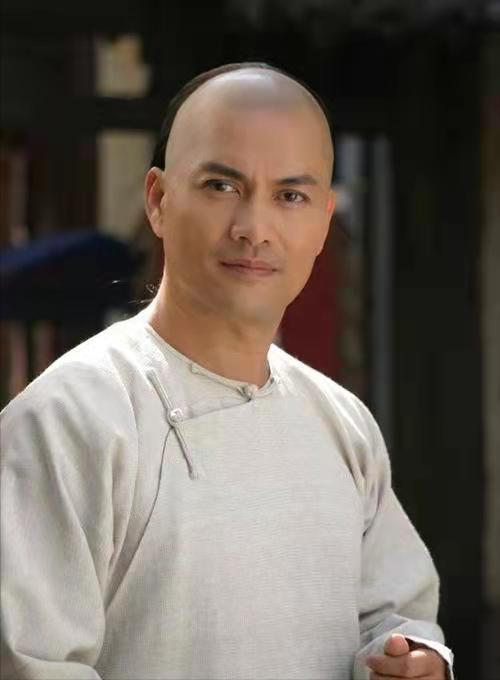 “不老男神”吕良伟：两次婚姻都不被认可，46岁才娶小16岁女富豪