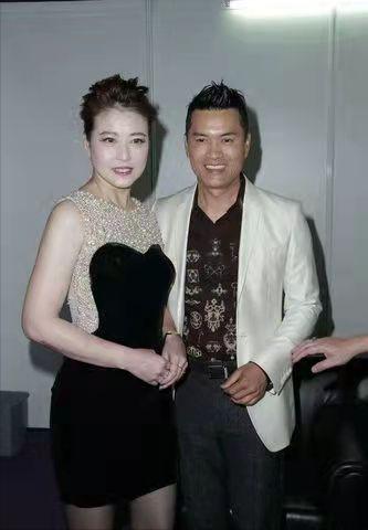 “不老男神”吕良伟：两次婚姻都不被认可，46岁才娶小16岁女富豪