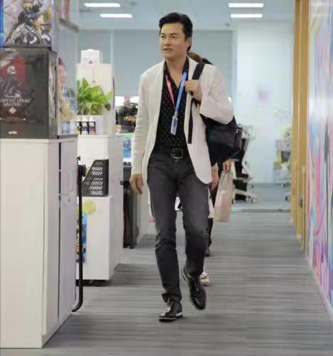 “不老男神”吕良伟：两次婚姻都不被认可，46岁才娶小16岁女富豪