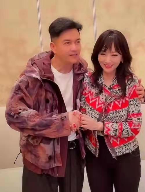 “不老男神”吕良伟：两次婚姻都不被认可，46岁才娶小16岁女富豪