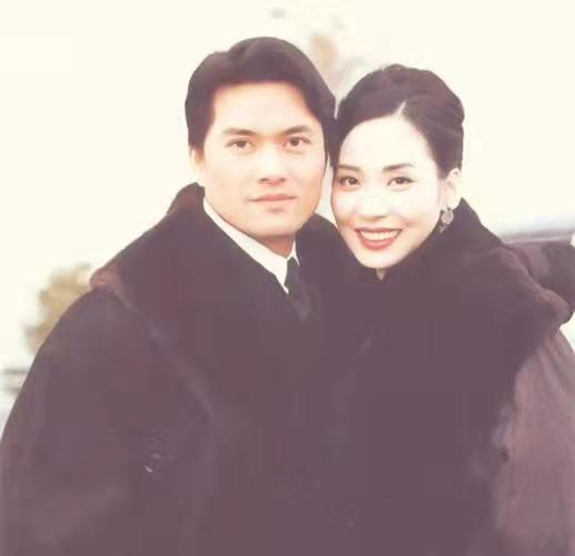 “不老男神”吕良伟：两次婚姻都不被认可，46岁才娶小16岁女富豪