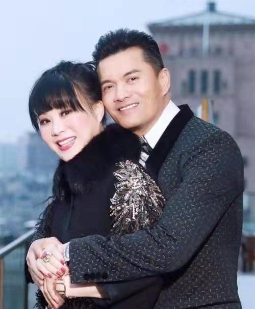 “不老男神”吕良伟：两次婚姻都不被认可，46岁才娶小16岁女富豪