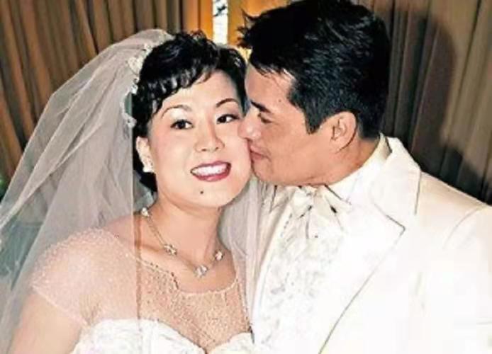 “不老男神”吕良伟：两次婚姻都不被认可，46岁才娶小16岁女富豪