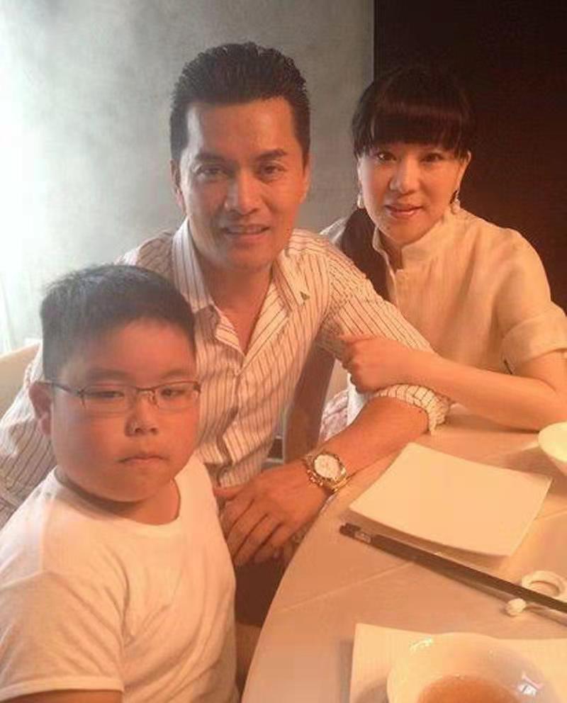 “不老男神”吕良伟：两次婚姻都不被认可，46岁才娶小16岁女富豪