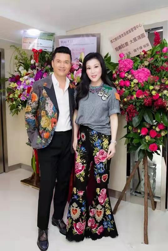 “不老男神”吕良伟：两次婚姻都不被认可，46岁才娶小16岁女富豪