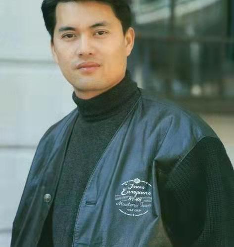 “不老男神”吕良伟：两次婚姻都不被认可，46岁才娶小16岁女富豪