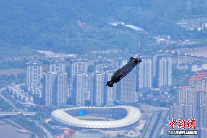 第十一届翼装飞行世锦赛开赛 9国选手张家界上演“空中F1”