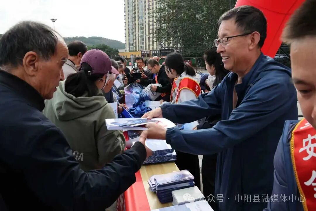 中阳县开展2025年国家网络安全宣传周集中宣传活动