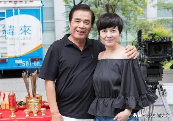“6个老婆”同住一屋，每人每月7万零花钱71岁又娶第七房小娇妻