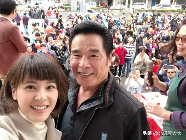 “6个老婆”同住一屋，每人每月7万零花钱71岁又娶第七房小娇妻