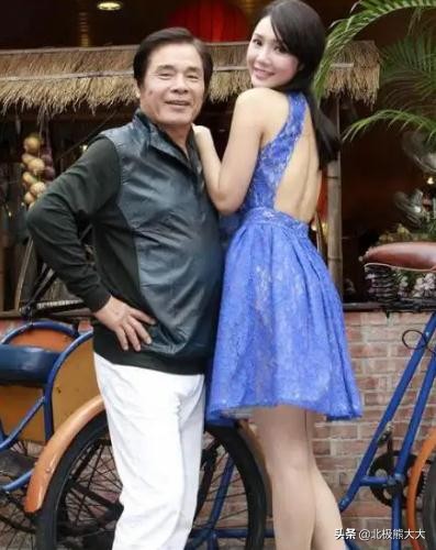 “6个老婆”同住一屋，每人每月7万零花钱71岁又娶第七房小娇妻