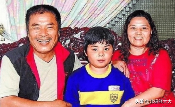 “6个老婆”同住一屋，每人每月7万零花钱71岁又娶第七房小娇妻
