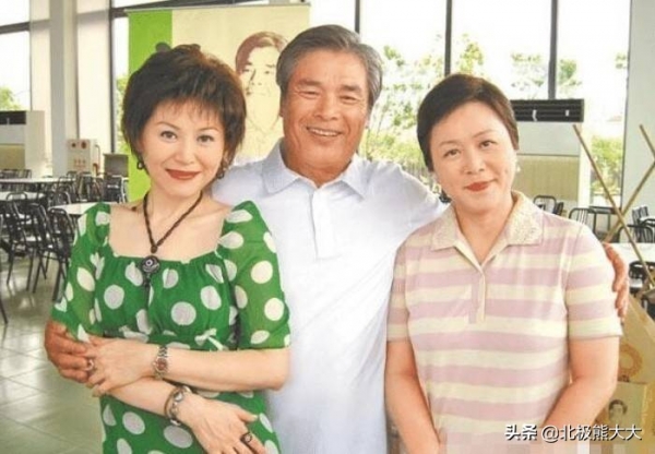 “6个老婆”同住一屋，每人每月7万零花钱71岁又娶第七房小娇妻