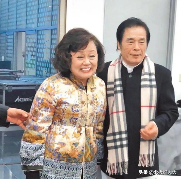 “6个老婆”同住一屋，每人每月7万零花钱71岁又娶第七房小娇妻