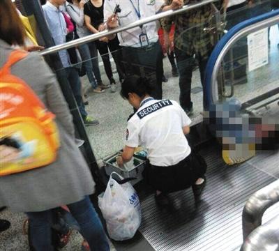 重庆4岁男童被扶梯卡住身亡 事发时家长因故离开