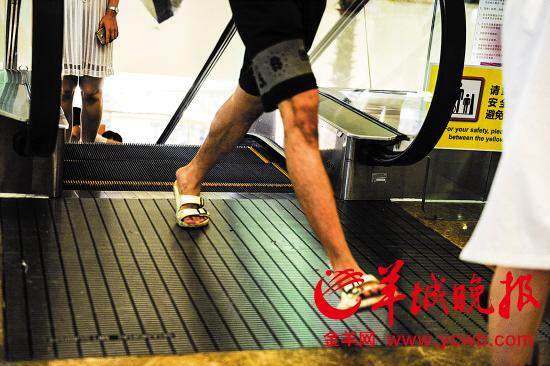 扶梯前第二块踏板不安全？ 专业人士称没这个说法